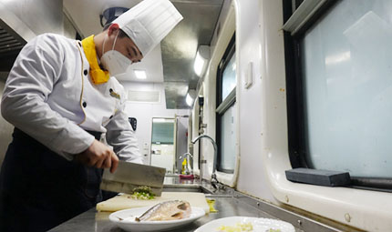                                           列車上的“家鄉(xiāng)味”                            胡虹 2023年01月16日                             媽媽做的紅燒肉、熱氣騰騰的麻辣紅油火鍋、鮮美的海鮮……春運(yùn)正當(dāng)時(shí)，外出工作的人們紛紛開始自己的返鄉(xiāng)之旅。很多人在路上就開始期盼那份久違的家的味道，不管回家的路上是臥鋪還是硬座，都希望在回家的列車上就能吃上一頓熱乎可口的旅餐。                【詳細(xì)】                           