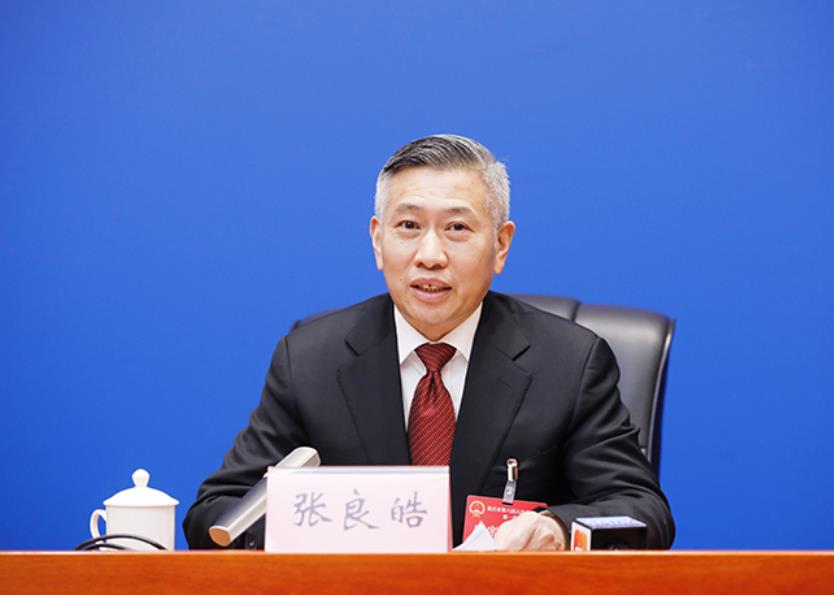 市人大代表、市人大常委會(huì)研究室主任張良皓介紹有關(guān)情況。華龍網(wǎng)供圖
