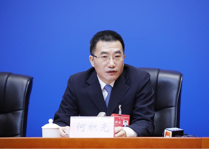 市人大代表、渝中區(qū)人大常委會(huì)主任何積光介紹有關(guān)情況。華龍網(wǎng)供圖