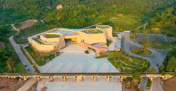 大足石刻新游客中心全景。瞿波攝