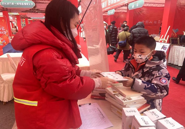 愛心市民正在捐贈(zèng)圖書。南川區(qū)文旅委供圖