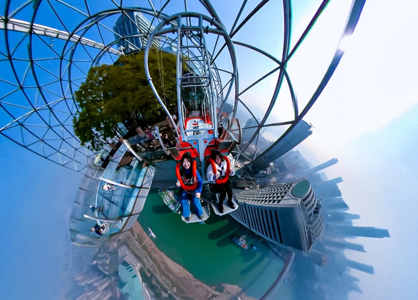 市民在體驗(yàn)“云中飛躍”項(xiàng)目。重慶來福士供圖