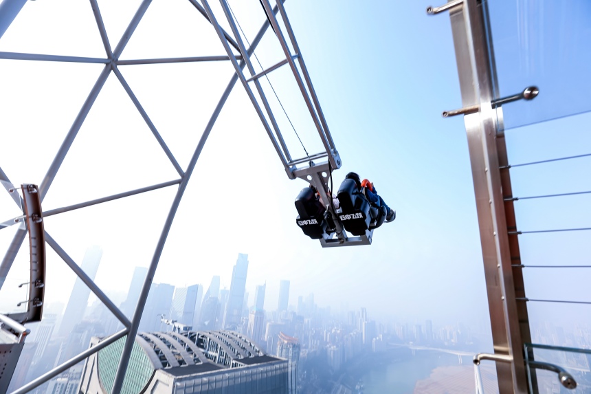 市民在體驗“云中飛躍”項目。重慶來福士供圖