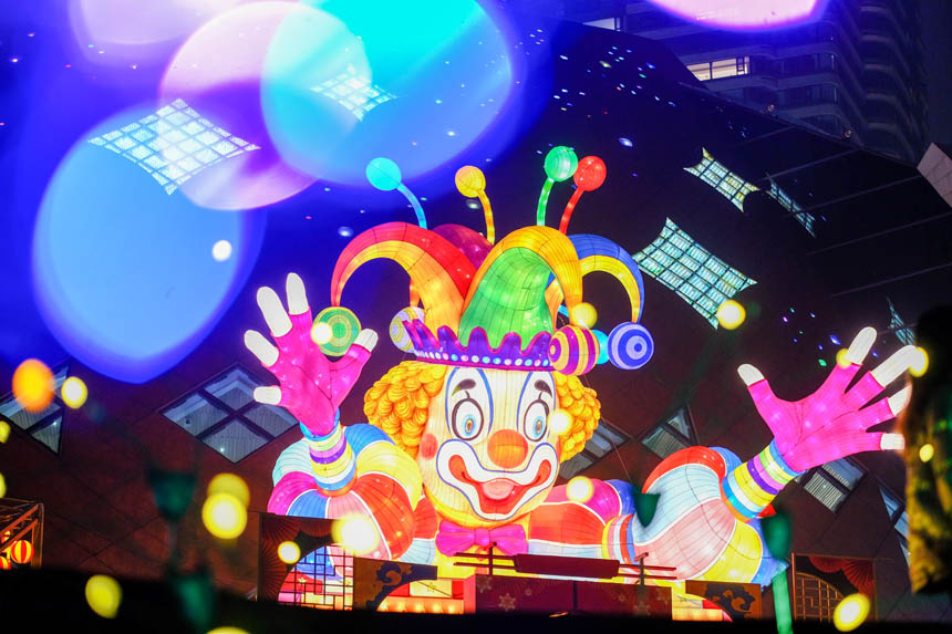 大型雜技主題燈飾點亮南濱路，給市民帶來歡樂的節(jié)日氛圍。郭旭攝