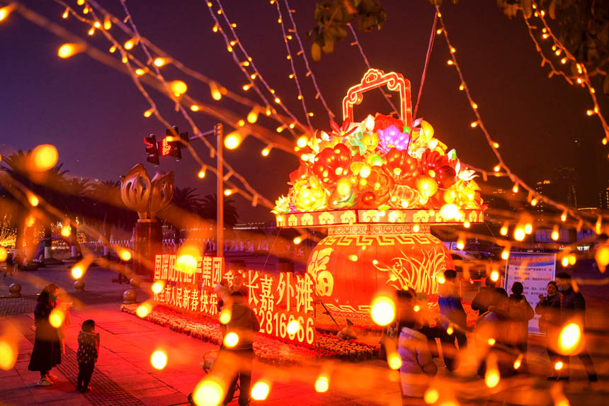 南濱路新春燈飾讓年味越來越濃。郭旭攝