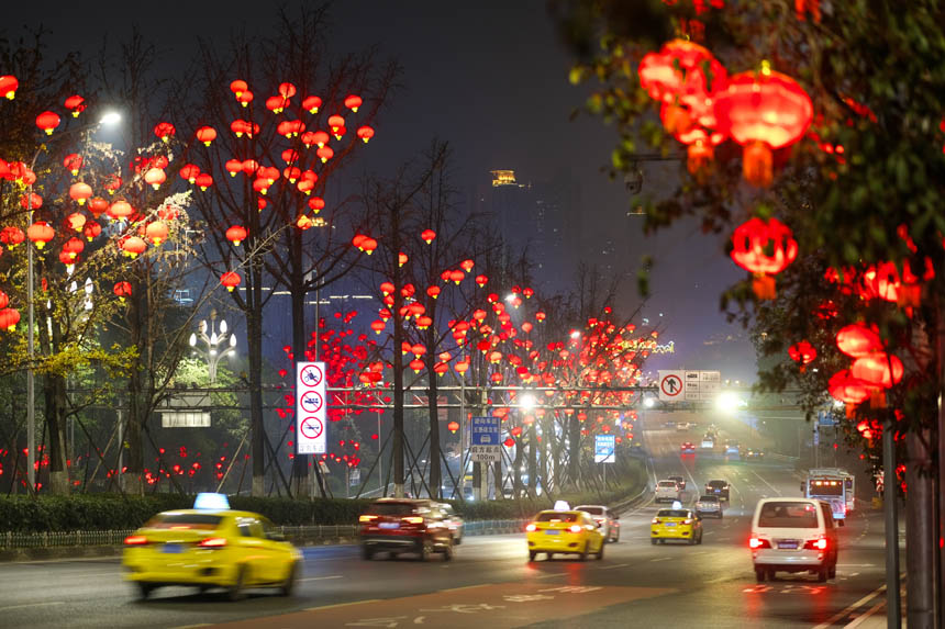 南濱路新春燈飾讓年味越來(lái)越濃。郭旭攝