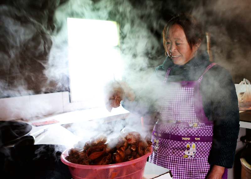 陳宗鳳在家鹵制食材。盧先慶攝