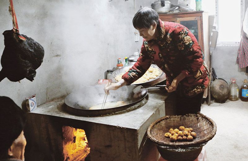 鄧厚國(guó)的大女兒在炸丸子。盧先慶攝