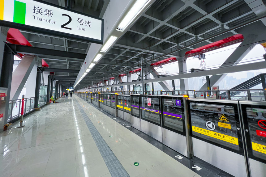 重慶軌道交通10號(hào)線曾家?guī)r站。鄒樂攝