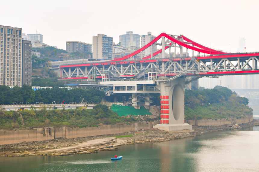 重慶軌道交通10號線曾家?guī)r站。鄒樂攝