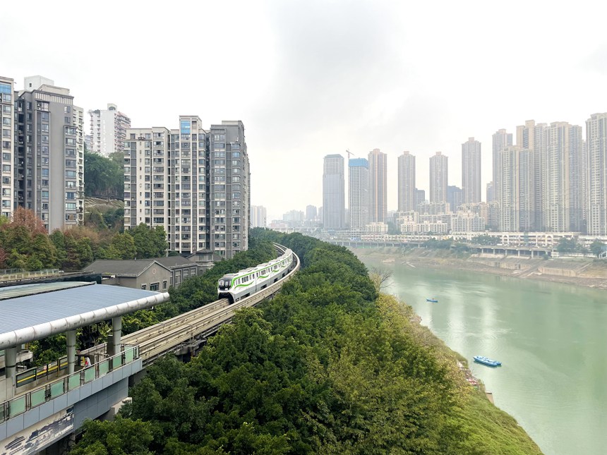 在軌道10號(hào)線曾家?guī)r站廳內(nèi)，可以俯瞰2號(hào)線列車進(jìn)站。鄒樂攝