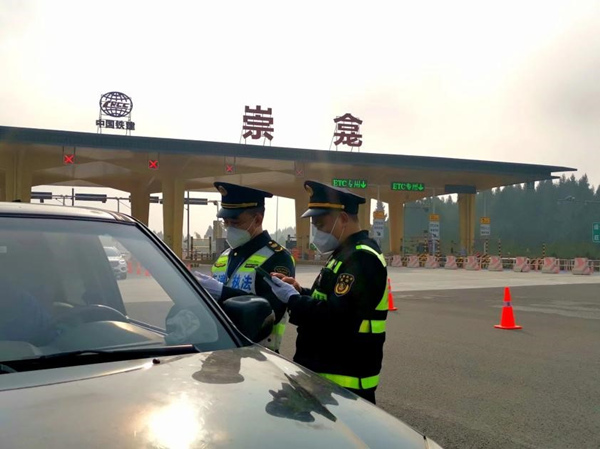 川渝兩地執(zhí)法人員在S7崇龕收費(fèi)站開(kāi)展執(zhí)法專項(xiàng)活動(dòng)。劉虹伶攝