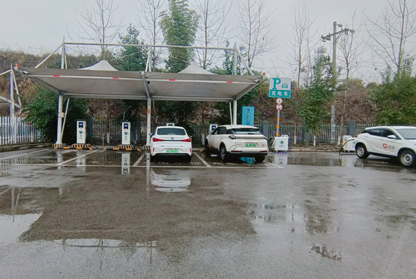 電動汽車車主在使用移動充電樁充電。賀婷婷攝