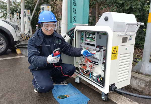 電力工人在對移動充電樁進(jìn)行調(diào)試查驗(yàn)。賀婷婷攝