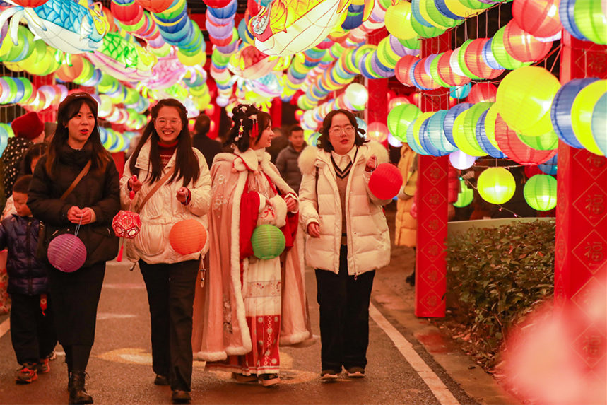 不少漢服愛好者來活動現(xiàn)場打卡拍照。熊偉攝