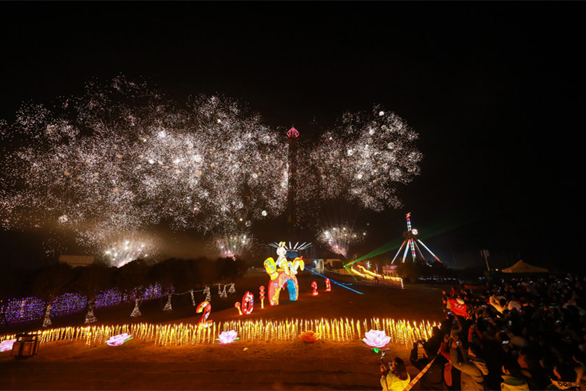 煙花秀表演吸引了眾多游客觀看。熊偉攝