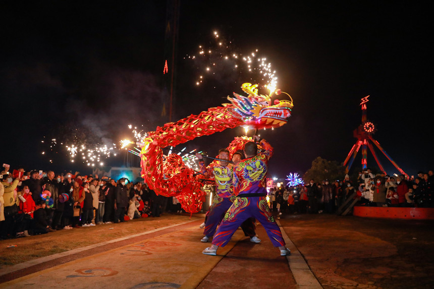 2023梁平春節(jié)花燈民俗節(jié)舞龍表演。熊偉攝