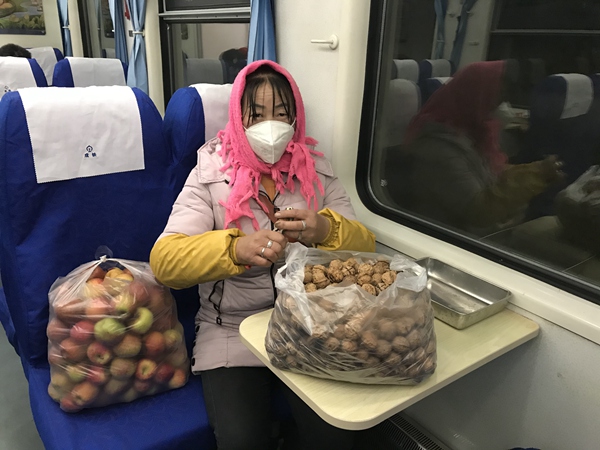 5636次列車上，村民帶著蘋果、山核桃出門銷售。張章攝