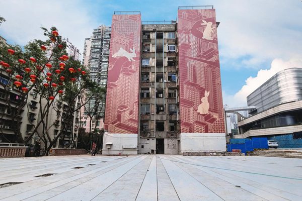 新建好的廣場旁，改造完成的建筑外立面也“穿上”了兔年新衣。九龍城市更新公司供圖