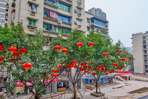 改造好的樓棟立面和紅燈籠相得益彰。九龍城市更新公司供圖