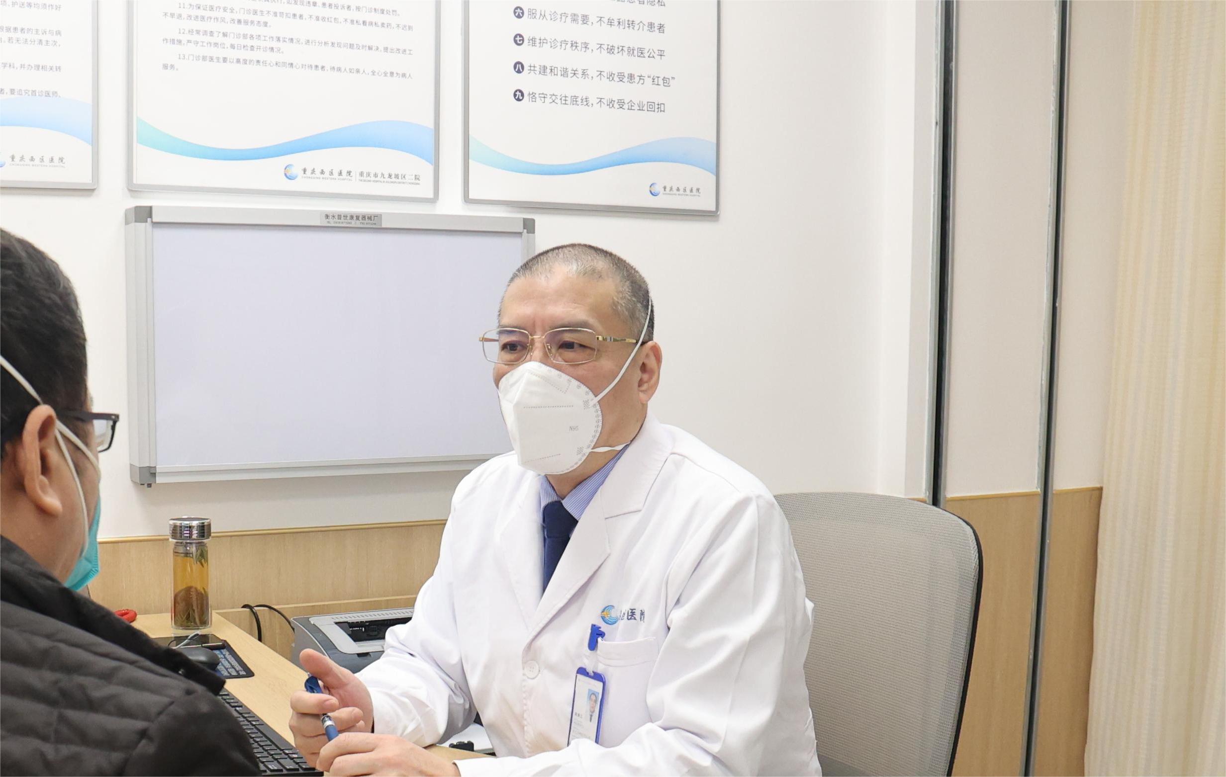 蔣曉江向患者了解病情。重慶西區(qū)醫(yī)院供圖