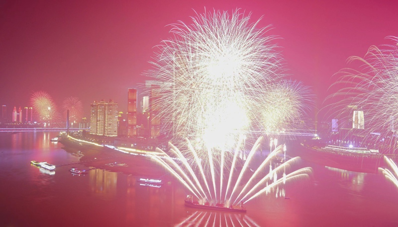 山城夜空在煙花的照耀下壯麗非凡。陳啟寧攝