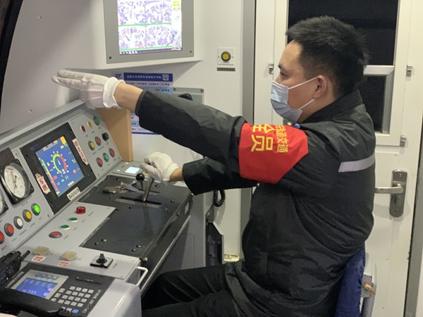 除夕跨年夜軌道司機(jī)江濤駕駛列車運(yùn)送乘客平安回家。重慶軌道集團(tuán)供圖
