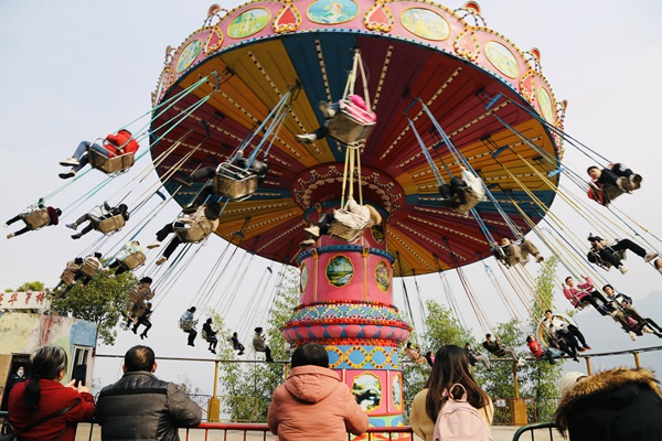 游客盡享節(jié)日歡愉。紅酒小鎮(zhèn)供圖