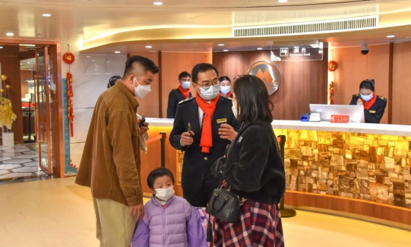 為游客進行講解。重慶長航供圖