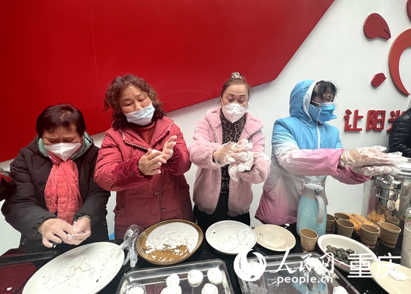 居民們熱鬧的包著湯圓。人民網(wǎng) 胡虹攝