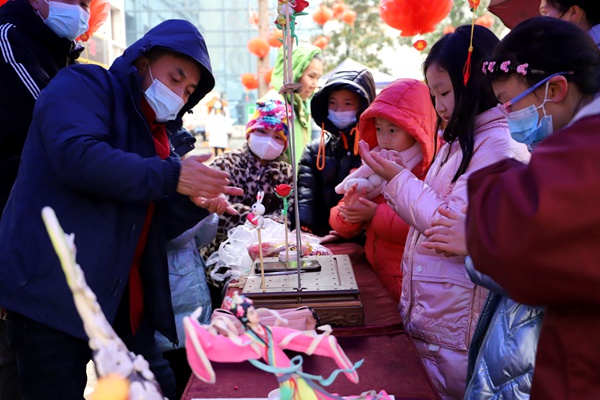 九龍西苑公租房開展“虎走留福·玉兔迎春”泥塑活動。重慶市公共租賃房管理局供圖