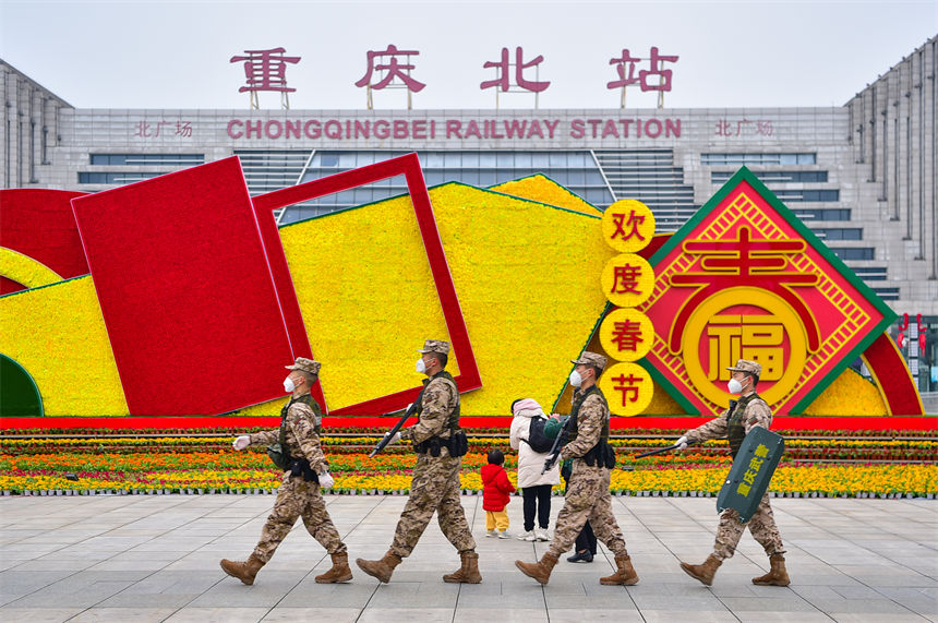 武警重慶總隊(duì)執(zhí)勤第二支隊(duì)官兵在重慶北站巡邏執(zhí)勤，守護(hù)人民群眾平安過(guò)節(jié)。唐志勇攝