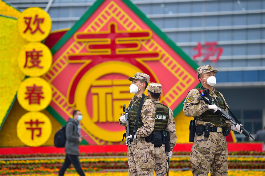 武警重慶總隊(duì)執(zhí)勤第二支隊(duì)官兵在重慶北站巡邏執(zhí)勤，守護(hù)人民群眾平安過節(jié)。唐志勇攝 