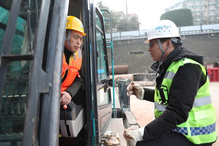 鄒小磊叮囑工人按照要求施工。項(xiàng)目部供圖