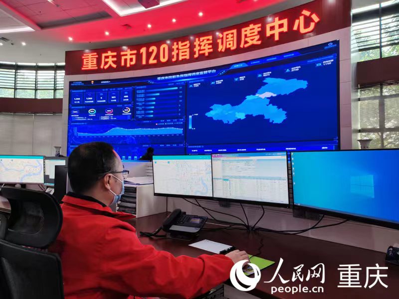 石磊在電腦前發(fā)出派車指令。人民網(wǎng) 陳琦攝