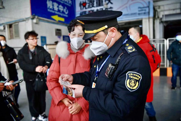 執(zhí)法人員檢查登船游客是否實(shí)名購(gòu)票。鄒樂(lè)攝