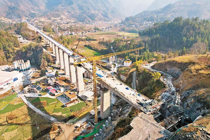 渝湘高鐵燈光村特大橋春節(jié)期間加緊施工。（中鐵十七局供圖）