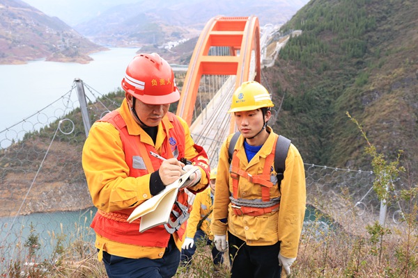 趙勇在記錄巖石變化情況。晏濤攝