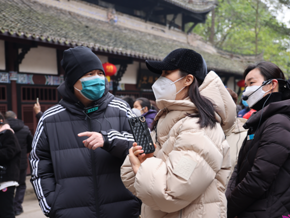 陳建斌、蔣勤勤在大足石刻景區(qū)。大足區(qū)委宣傳部供圖 華龍網(wǎng)發(fā)