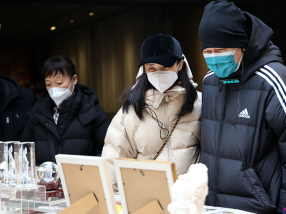 蔣勤勤夫婦瀏覽大足文創(chuàng)產(chǎn)品。大足區(qū)委宣傳部供圖 華龍網(wǎng)發(fā)