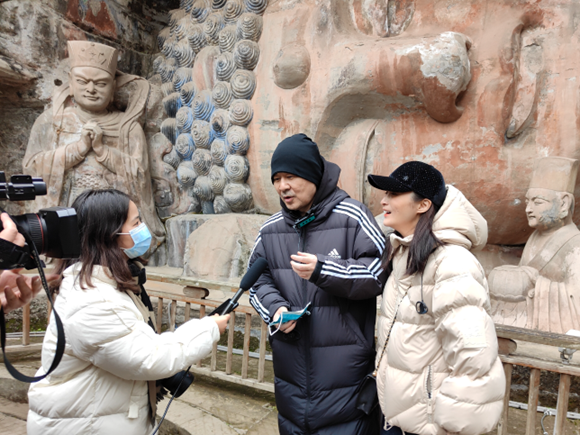 陳建斌、蔣勤勤接受采訪。大足區(qū)委宣傳部供圖 華龍網(wǎng)發(fā)