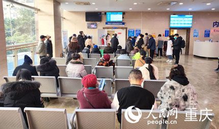                                           出院回家過年了，開心！                            陳琦 劉祎 2023年01月22日                              重慶醫(yī)科大學(xué)附屬第一醫(yī)院呼吸與危重癥醫(yī)學(xué)科病房內(nèi)，向爺爺即將出院。經(jīng)過10余天精心治療，感染新冠病毒后病情一度危重的向爺爺癥狀明顯改善，符合出院標(biāo)準(zhǔn)。該院呼吸與危重癥醫(yī)學(xué)科主任醫(yī)生王璞做最后一次“查房”，叮囑著向爺爺出院回家后的注意事項(xiàng)。                【詳細(xì)】                           