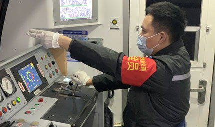                                           軌道司機(jī)江濤：列車上的跨年夜                            陳琦 劉敏 2023年01月22日                              除夕夜，重慶市民在一場(chǎng)“新時(shí)代 新征程 新重慶” 光影無人機(jī)焰火表演中跨年，迎接兔年到來。為讓大家能順利回家，重慶軌道集團(tuán)部分線路按照“人沒散完軌道不收車”原則，列車收班時(shí)間延長至次日凌晨1點(diǎn)之后。作為當(dāng)天值班司機(jī)之一，重慶軌道交通列車司機(jī)江濤也在軌道列車上跨年。                【詳細(xì)】                           