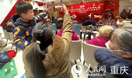                                           公租房里的熱鬧年                            胡虹 2023年01月23日                              “包湯圓啦、包湯圓啦……”大年三十前夕，重慶沙坪壩區(qū)美麗陽光家園公租房社區(qū)好熱鬧?，F(xiàn)場(chǎng)，居民自排自演的民族舞、快板、居民大合唱等節(jié)目精彩紛呈，一場(chǎng)“陽光伴您行·玉兔迎新春”新春活動(dòng)，讓公租房居民、小區(qū)志愿者和社區(qū)工作人員圍聚一起熱熱鬧鬧過大年。                【詳細(xì)】                           