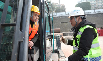                                           重慶：軌道建設(shè)項(xiàng)目春節(jié)“不打烊”                            陳琦 劉敏 林斌 2023年01月24日                             大年初一7點(diǎn)過，不少人還在睡夢(mèng)中，鄒小磊便趕到重慶江津區(qū)東城家園旁的工地上，開始一天的工作。2022年12月28日，重慶市郊鐵路跳磴至江津線過江段項(xiàng)目正式開工，作為生產(chǎn)經(jīng)理，鄒小磊在項(xiàng)目開工后便一直守在項(xiàng)目上。                【詳細(xì)】                           