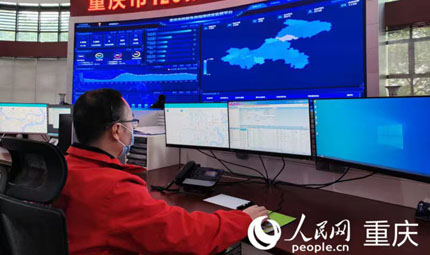                                           值守一線的急救人                            陳琦 劉祎 2023年01月24日                             “您好，重慶120，請(qǐng)問需要什么幫助？”大年初二，重慶市120指揮調(diào)度中心調(diào)度員、主治醫(yī)師石磊剛接班，鈴聲就響了起來。他接聽電話，有條不紊詢問情況的同時(shí)，雙手在鍵盤上飛舞。一位老人在路邊突發(fā)暈厥，熱心市民打來急救電話?！皠e急，慢慢說在哪個(gè)位置?！?#13;                【詳細(xì)】                           