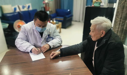                                           不吃湯圓的上門醫(yī)生                            劉政寧 姚於 2023年01月21日                             “要過年了，必須過來看看?！毙毂笳f，83 歲的龔德富老人是一位退休老教師，十多年前患病后，就開始在徐斌所在?？崎T診隨診至今。老人患的是一種頑固的病癥，康復(fù)后也需根據(jù)情況在1至3個(gè)月時(shí)間里隨診，吃藥調(diào)理，避免復(fù)發(fā)。                【詳細(xì)】                           