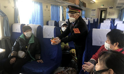                                           慢火車上的“帶貨達(dá)人”                            胡虹 2023年01月20日                             歲末大寒至，靜候春歸來。上午9點(diǎn)32分，5636次列車載著回家團(tuán)年的乘客，從云南昭通出發(fā)開往重慶，列車運(yùn)行沒多久，車廂內(nèi)響起了值班員吳洪江的吆喝聲?！坝H愛的旅客朋友們，這是昭通老鄉(xiāng)自家種的蘋果，還有家里自制的臘肉、臘排骨和臘鴨，大家嘗嘗，味道好得很?！?..                【詳細(xì)】                           