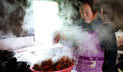                                           綠水村里年味濃                            劉政寧 2023年01月18日                            貼對(duì)聯(lián)、掛燈籠，炸丸子、鹵豬肉……1月16日，在重慶市巫山縣巫峽鎮(zhèn)綠水村登云安置點(diǎn)，村民們正忙著裝扮環(huán)境和準(zhǔn)備春節(jié)的食材，一股濃濃年味撲鼻而來。在村民陳宗鳳家，數(shù)十斤剛鹵好的豬肉被端上灶臺(tái)，熱氣騰騰、香味四溢?！胞u了20多斤，有豬腳、豬肚、豬耳朵，都是過年用……”                【詳細(xì)】                           