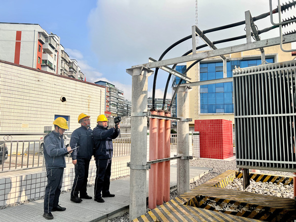 1月25日，國網(wǎng)重慶電力員工在35千伏綠豆包變電站對供電設(shè)備特巡特護(hù)。尹瑤瑤攝